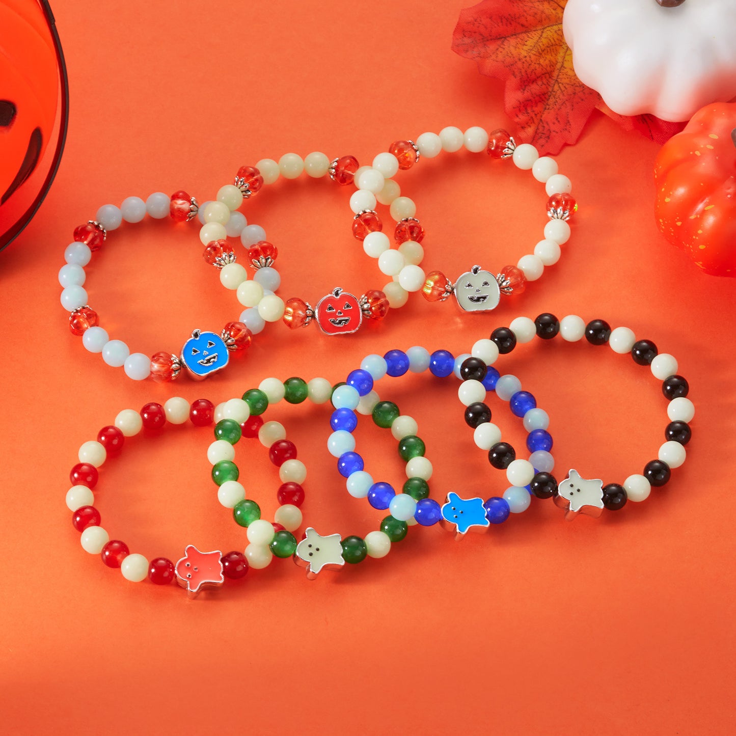 Pulsera de aleación con cuentas de calabaza y fantasma que brillan en la oscuridad para Halloween, con estilo lindo y atrevido para hombres y mujeres