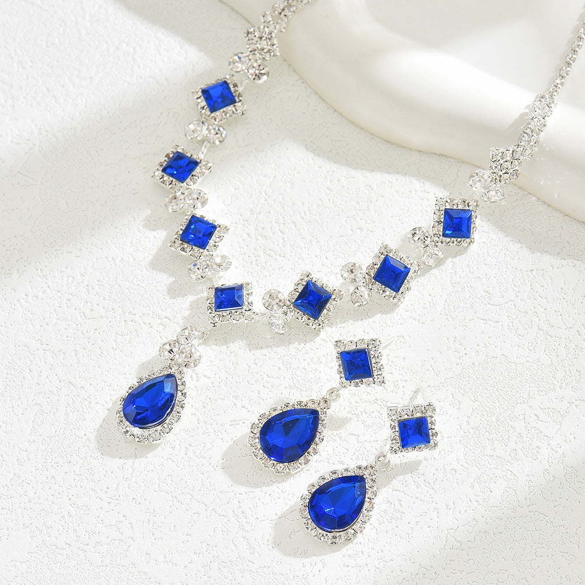 Set di collana e orecchini a goccia quadrata minimalista di lusso blu con strass da donna con design geometrico e intarsio di zirconi cubici