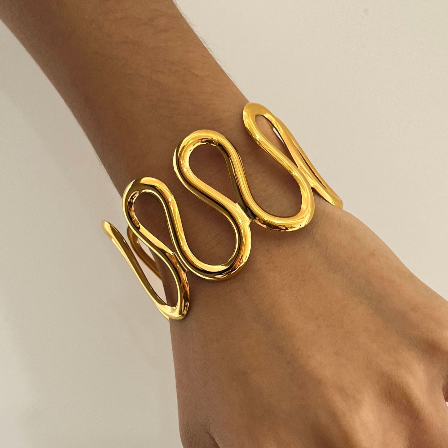 Bracciale rigido di lusso minimalista da donna in acciaio inossidabile con linea geometrica placcata in oro 18 carati