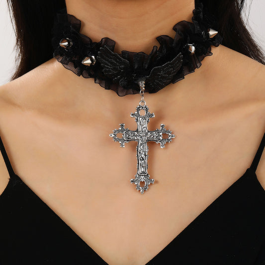Collana gotico-punk a croce con dettagli a rivetto e motivo floreale a vite da donna, ciondolo in lega galvanizzata su catena in tessuto