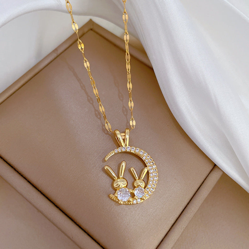 Collana da donna lussuosa e minimalista in acciaio al titanio con luna intarsiata di strass, dolce ciondolo geometrico