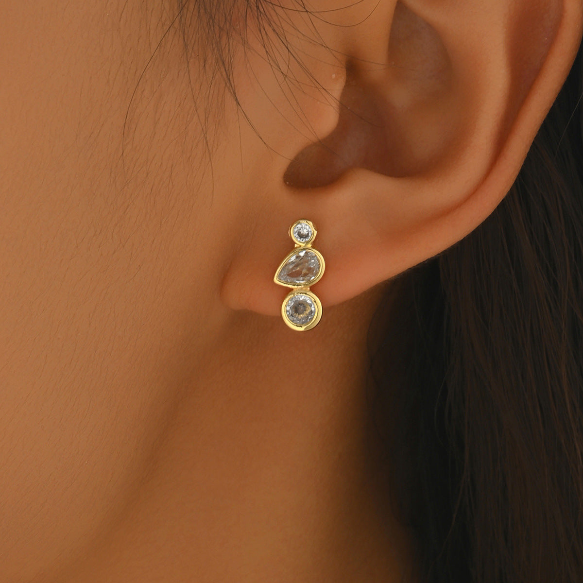 Orecchini a perno da donna con zirconi rotondi, geometrici e minimalisti, in rame, dall'estetica elegante e lussuosa