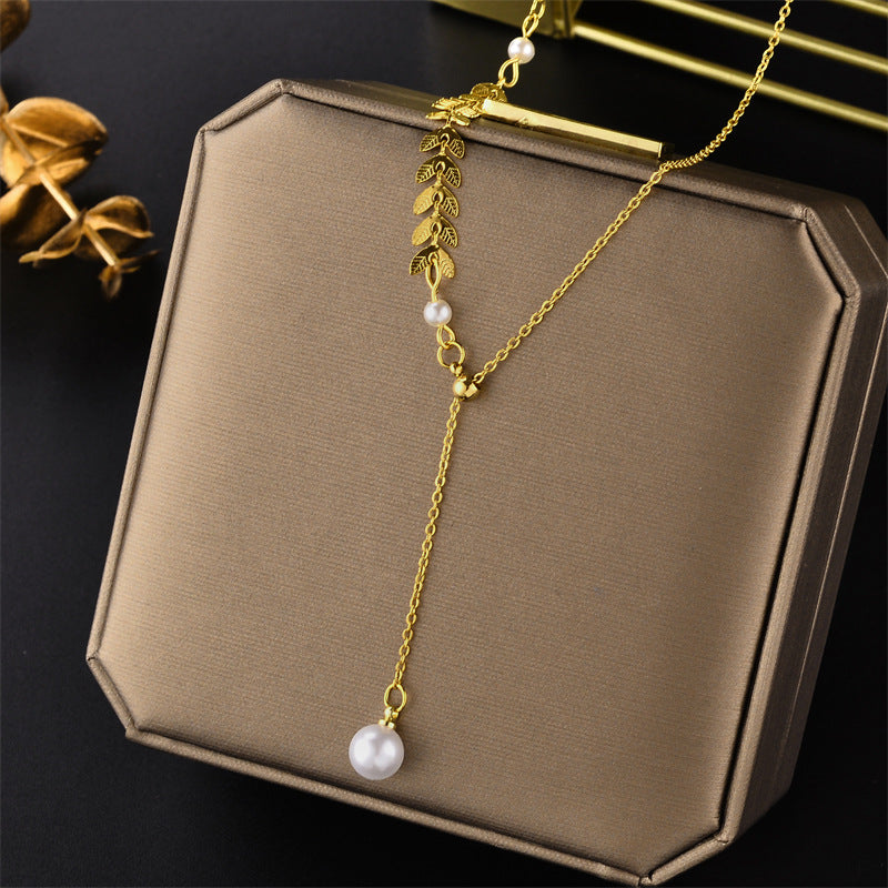 Elegante collar de clavícula con espiga de trigo y colgante de perla en cadena ondulada de acero de titanio con baño de oro para mujer
