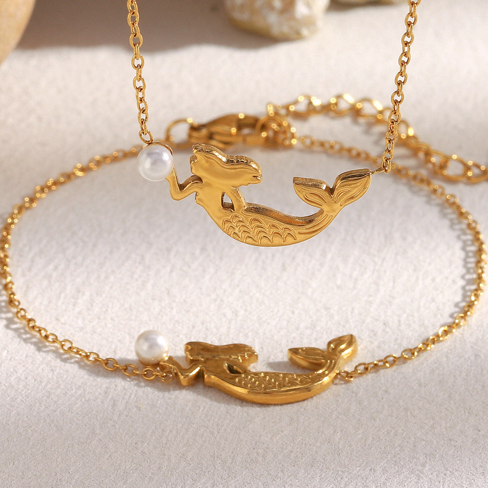 Set di collana e bracciale da donna con ciondolo a sirena, minimalista, in acciaio inossidabile con placcatura in oro 18 carati e perle simulate