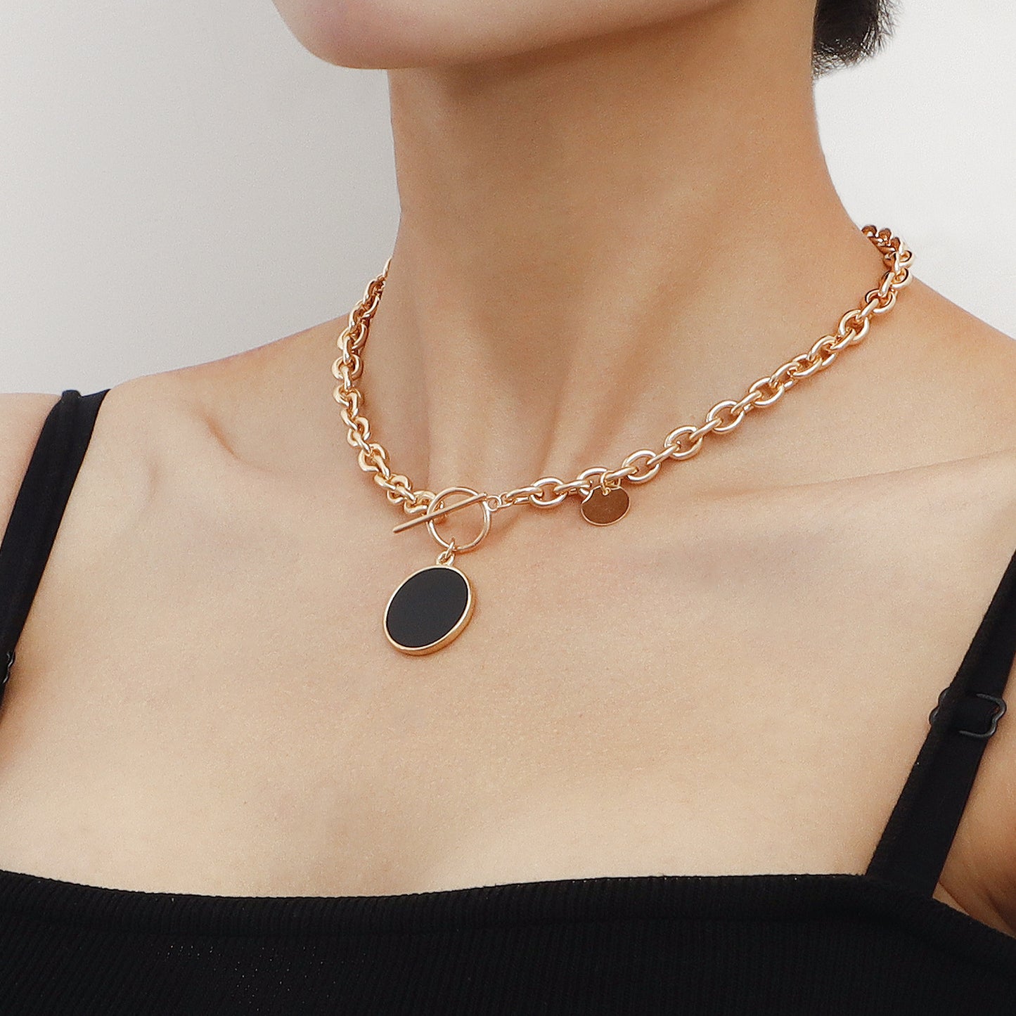 Geometric Style Black Mother-of-Pearl Pendant Necklace for Women with Thick Alloy Chain and Electroplated Finish