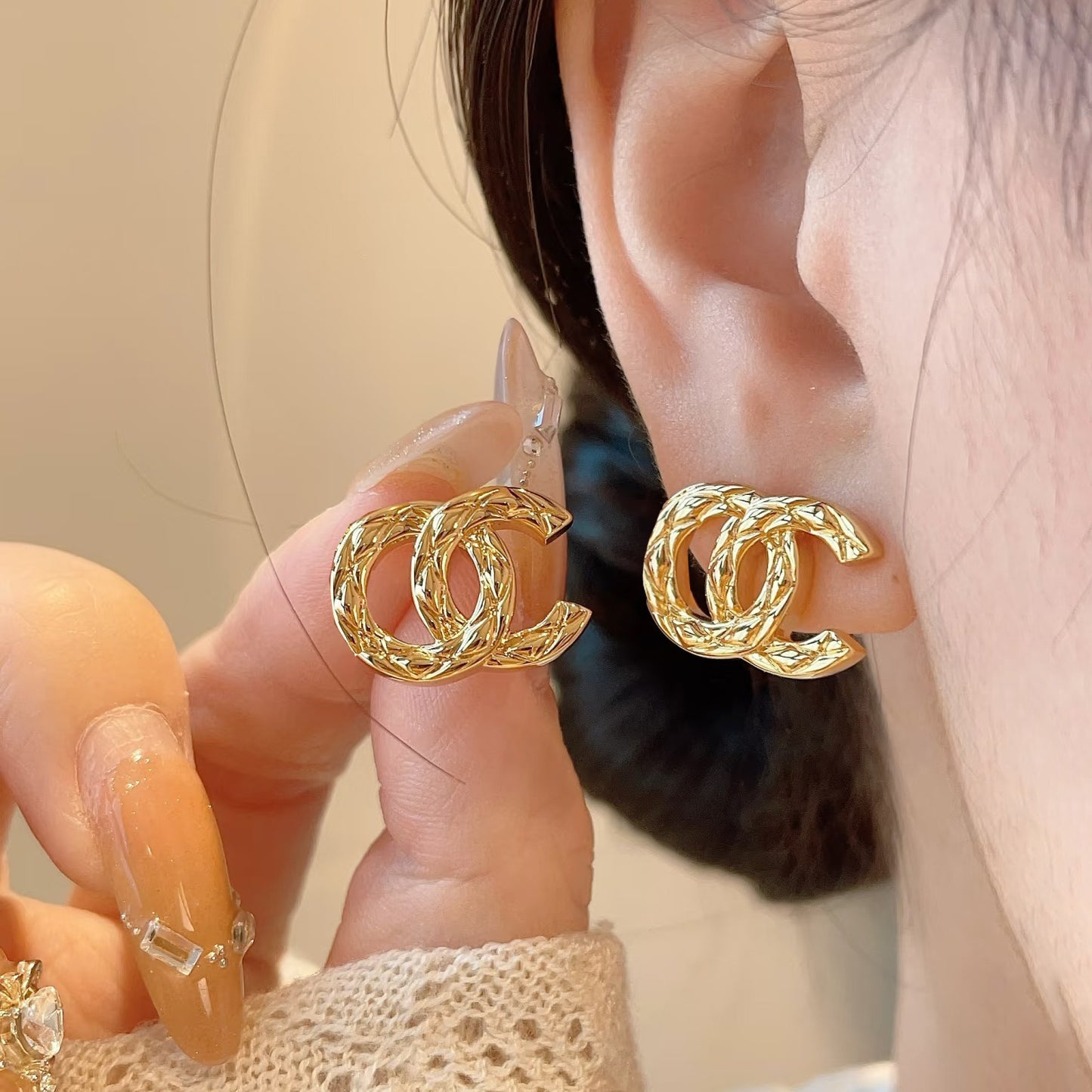 Orecchini eleganti a scacchiera in ottone placcato oro con perno in argento sterling 925 per donna