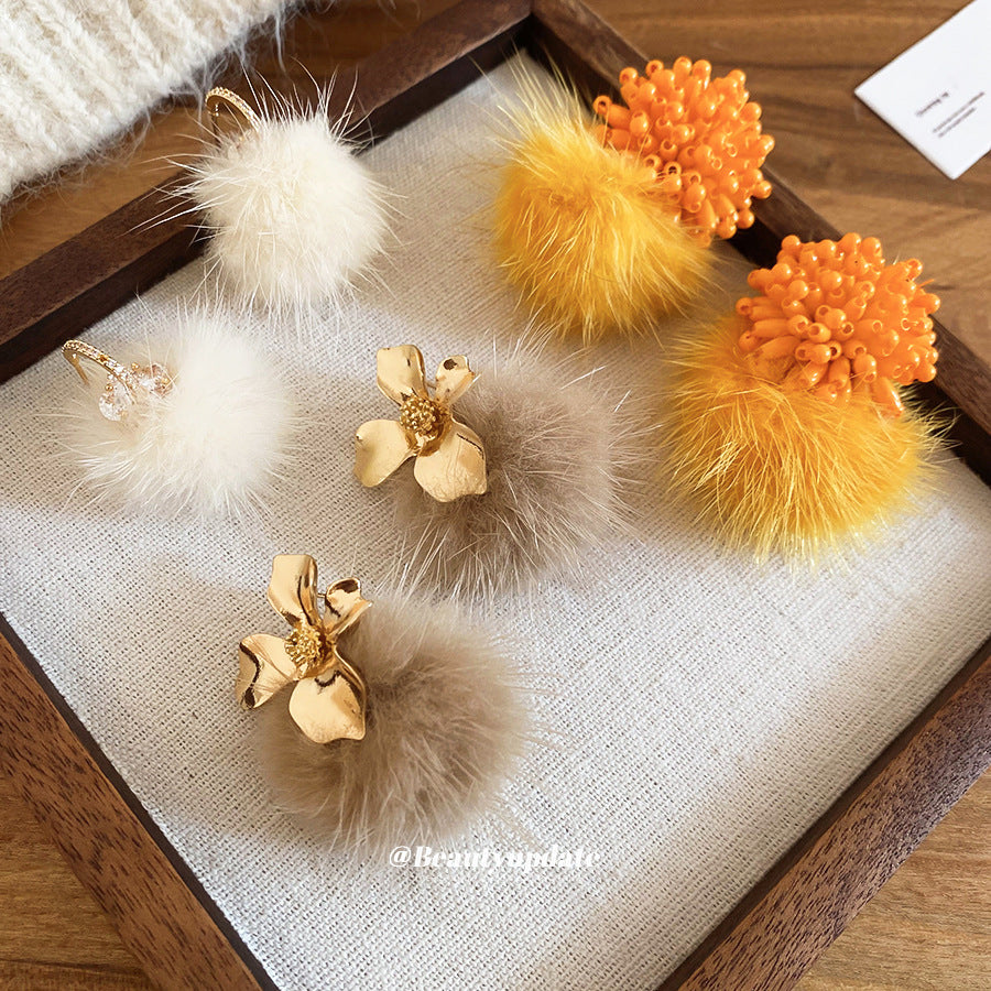 Elegantes pendientes de tuerca de acero chapado con colgante de flor y detalles de pompones suaves para mujer, joyería de lujo minimalista lista para la oficina