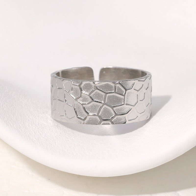 Anillo ajustable de acero inoxidable estilo punk hip hop con baño de oro de 18 quilates y acabado texturizado