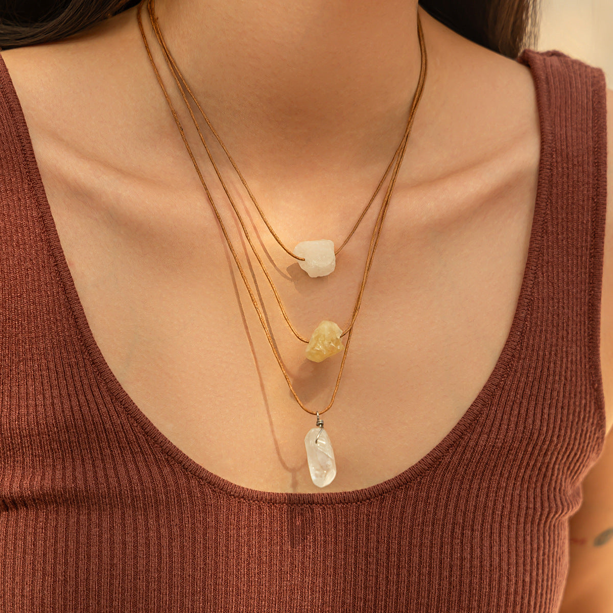 Collana con Ciondolo a Nappa Irregolare Asimmetrica con Pietre Naturali e Accenti di Cristallo su Cordino Cerato Intrecciato Regolabile per Creare Strati