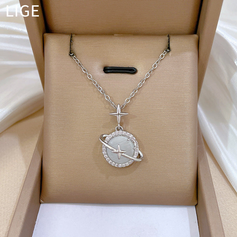 Collana con ciondolo a forma di pianeta in pietra occhio di gatto geometrica in stile cartone animato per donna in acciaio al titanio con incastonatura micro-pavé