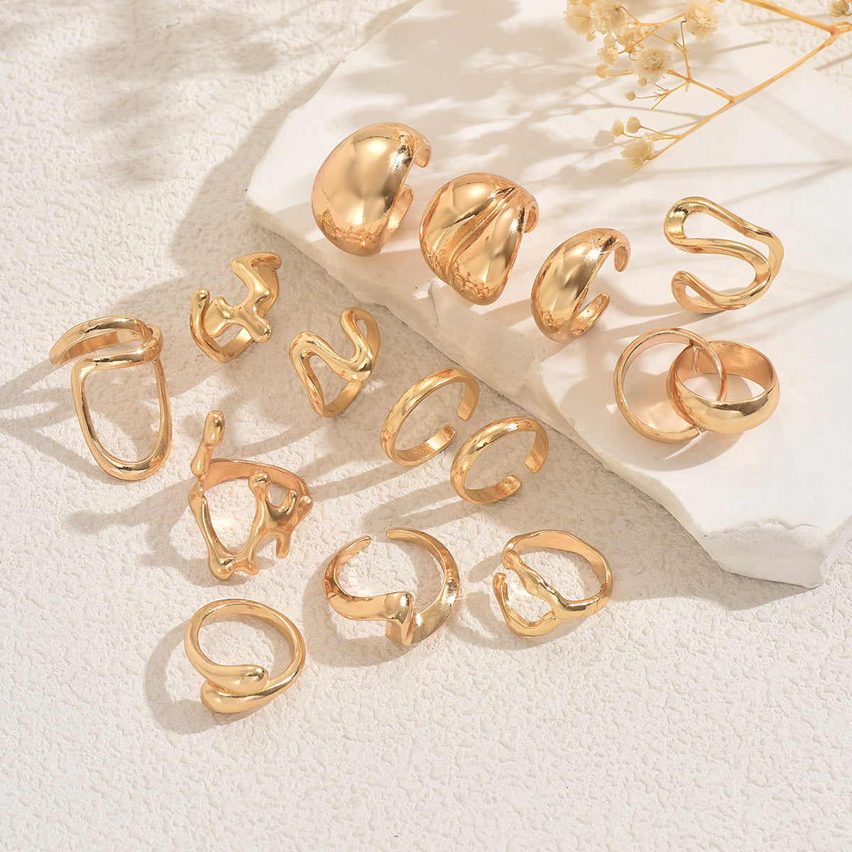 Anillo Abierto Geométrico para Mujer de Aleación de Zinc Chapado con Estilo Moderno Minimalista y Diseño de Banda de Metal Entrelazada