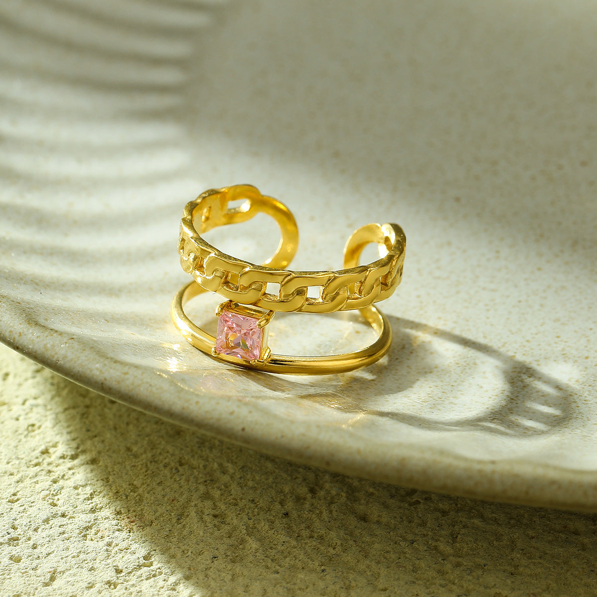 Anello da donna minimalista con cuore aperto in acciaio al titanio placcato oro, stile vintage francese, con accenti di strass rosa