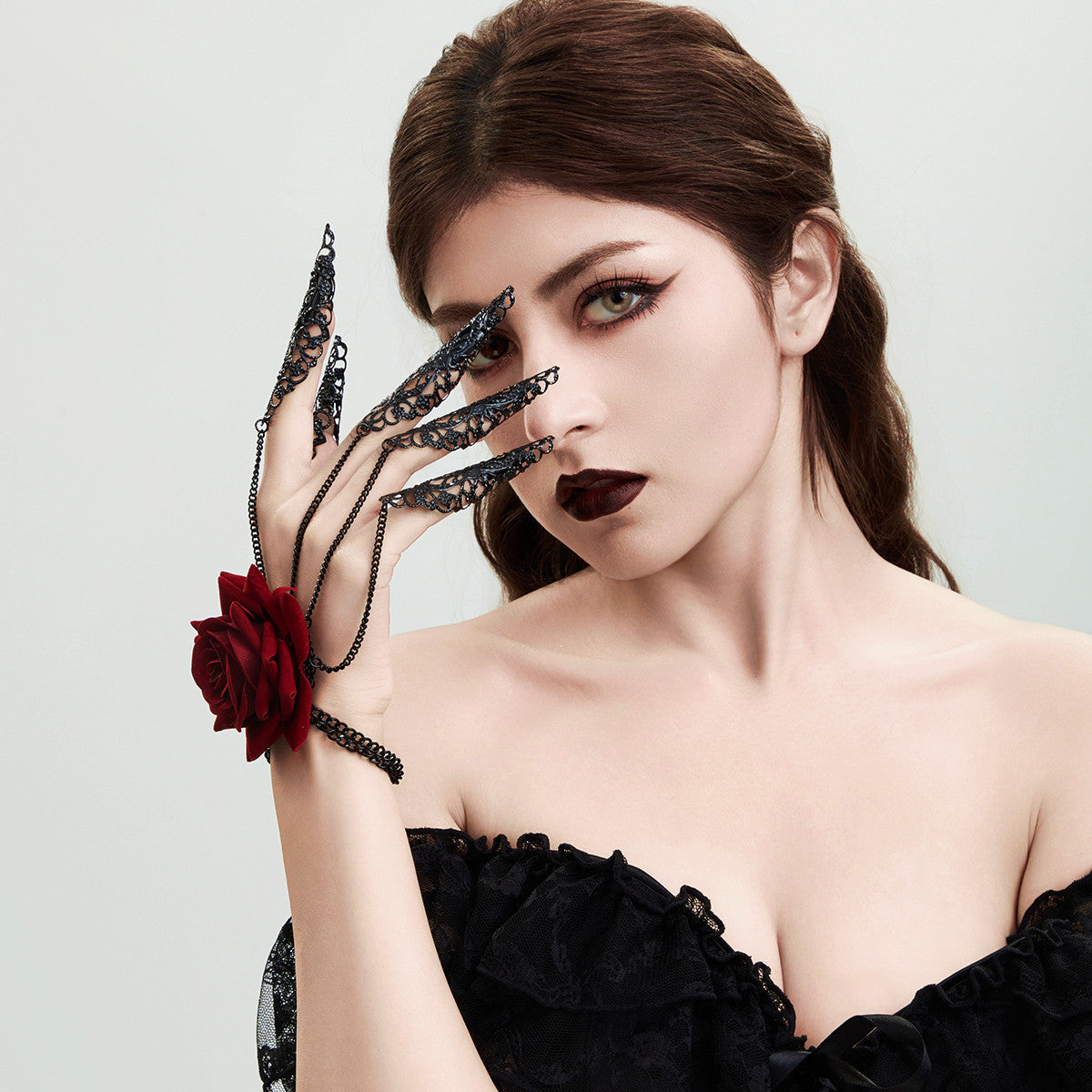 Gargantilla gótica oscura de perlas de múltiples capas para mujer con colgante de flor de rosa y detalles de borlas