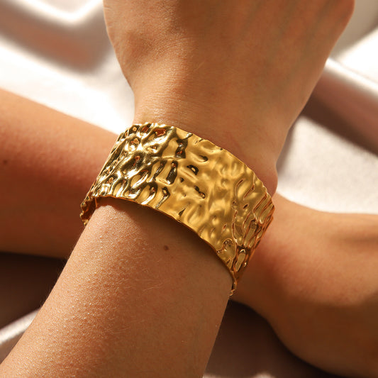 Personalized Exaggerated Hammered Wide Surface 18K Gold Plated Stainless Steel Open Cuff Bracelet for Women
