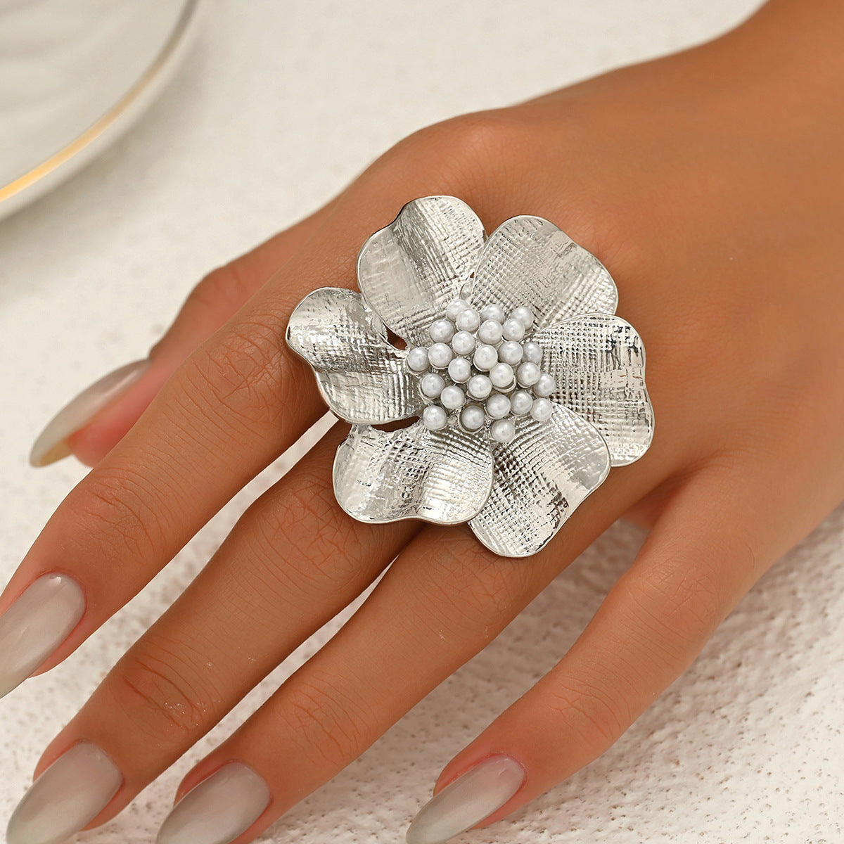 Anillo abierto minimalista de cobre con diseño floral geométrico e incrustaciones de perlas para mujer