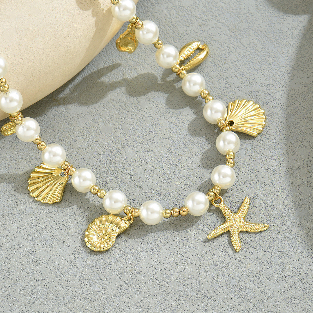 Collana da donna in lega di zinco a forma di stella ispirata all'oceano con intarsio di perle, pendente geometrico a conchiglia su catena classica