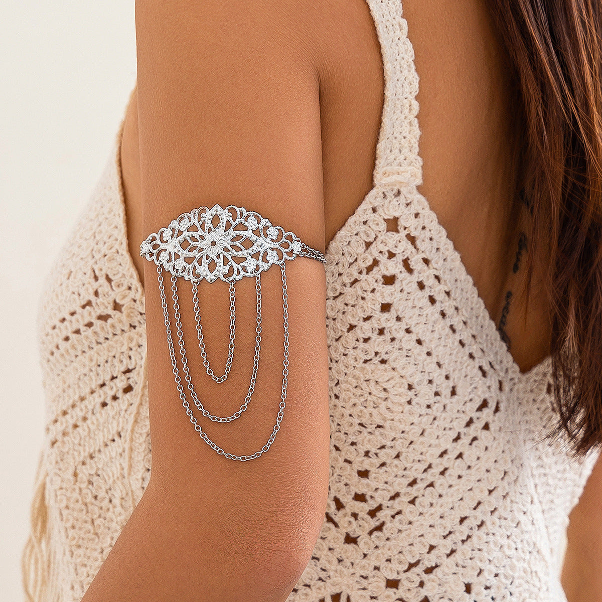 Cadena de Brazo Bohemia Étnica con Monedas y Borlas para Mujer Hecha de Metal con Acabado Chapado