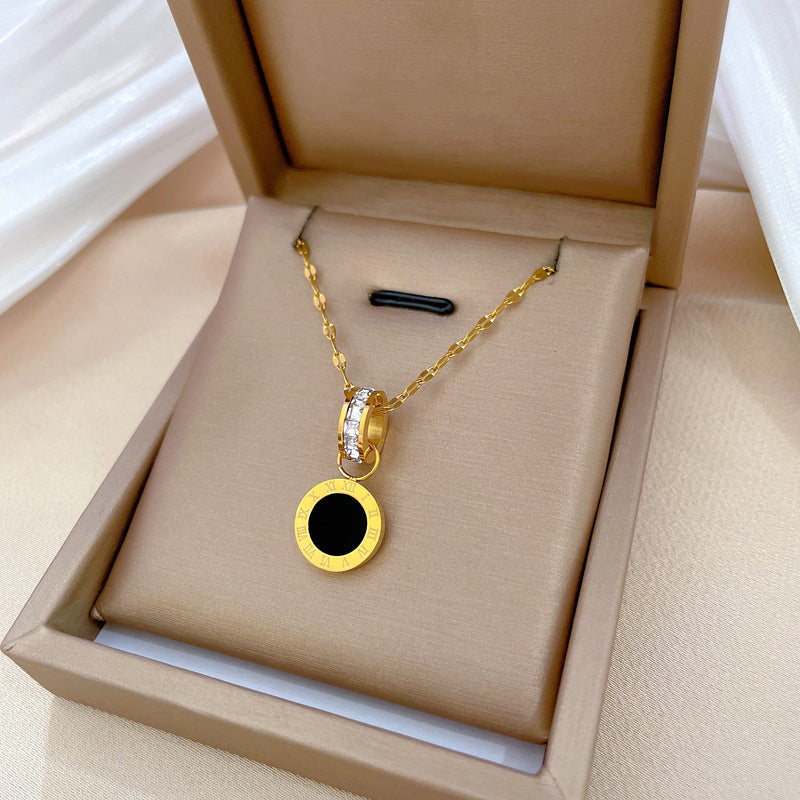 Collana Girocollo Minimalista in Acciaio al Titanio con Pendente Rotondo Geometrico e Zirconi Cubici