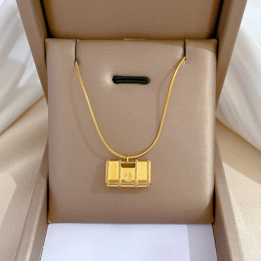 Collar con colgante minimalista geométrico con el carácter chino Fu para mujer, de acero titanio con chapado en oro, cadena con medallón