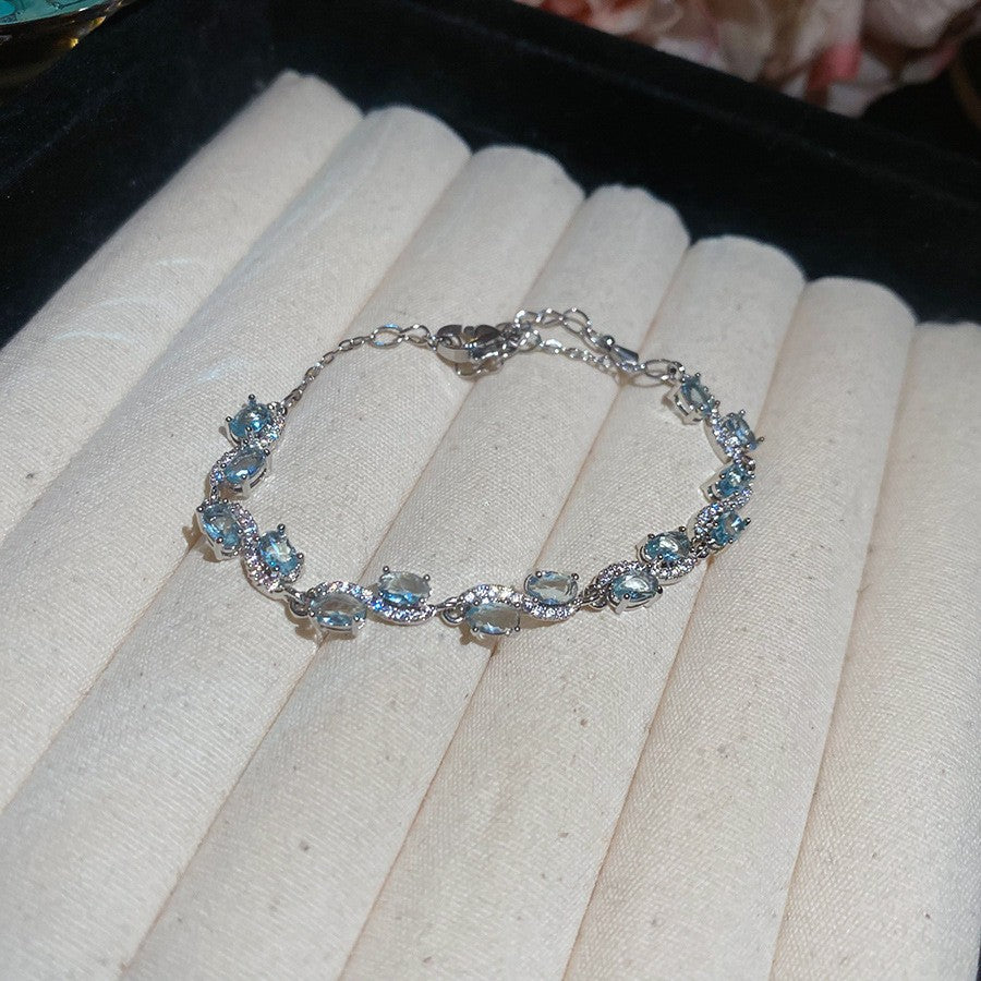 Elegante bracciale da donna con fiore geometrico e accenti in zircone, in rame placcato, stile trendy da ufficio, gioiello versatile e lussuoso per la mano
