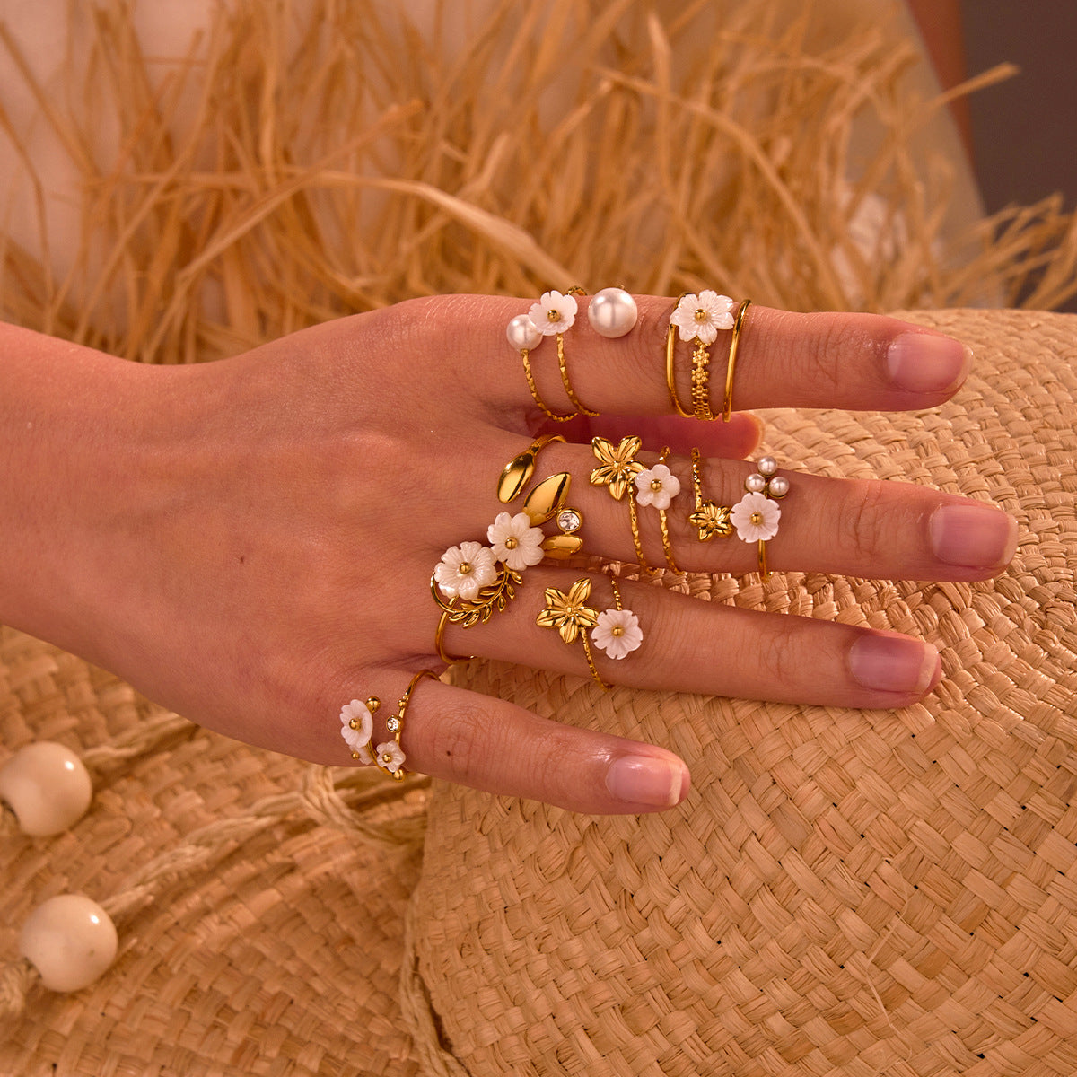 Elegante anello aperto da donna in acciaio inossidabile con perle e motivo floreale, placcato in oro 18 carati