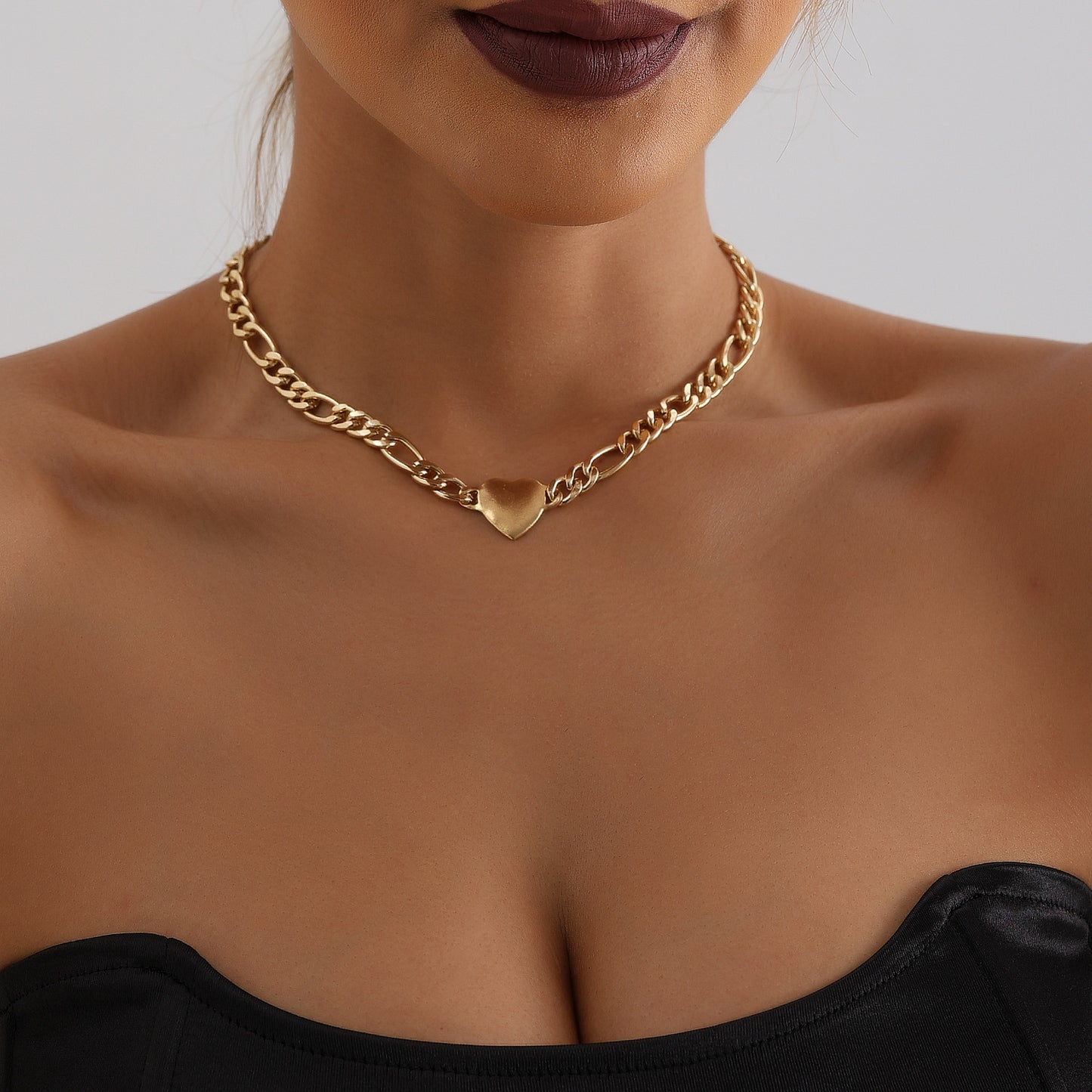 Minimalist Matte Finish Heart-Shaped Filigree Necklace for Women Short Clavicle Choker with Electroplated Alloy Pendant