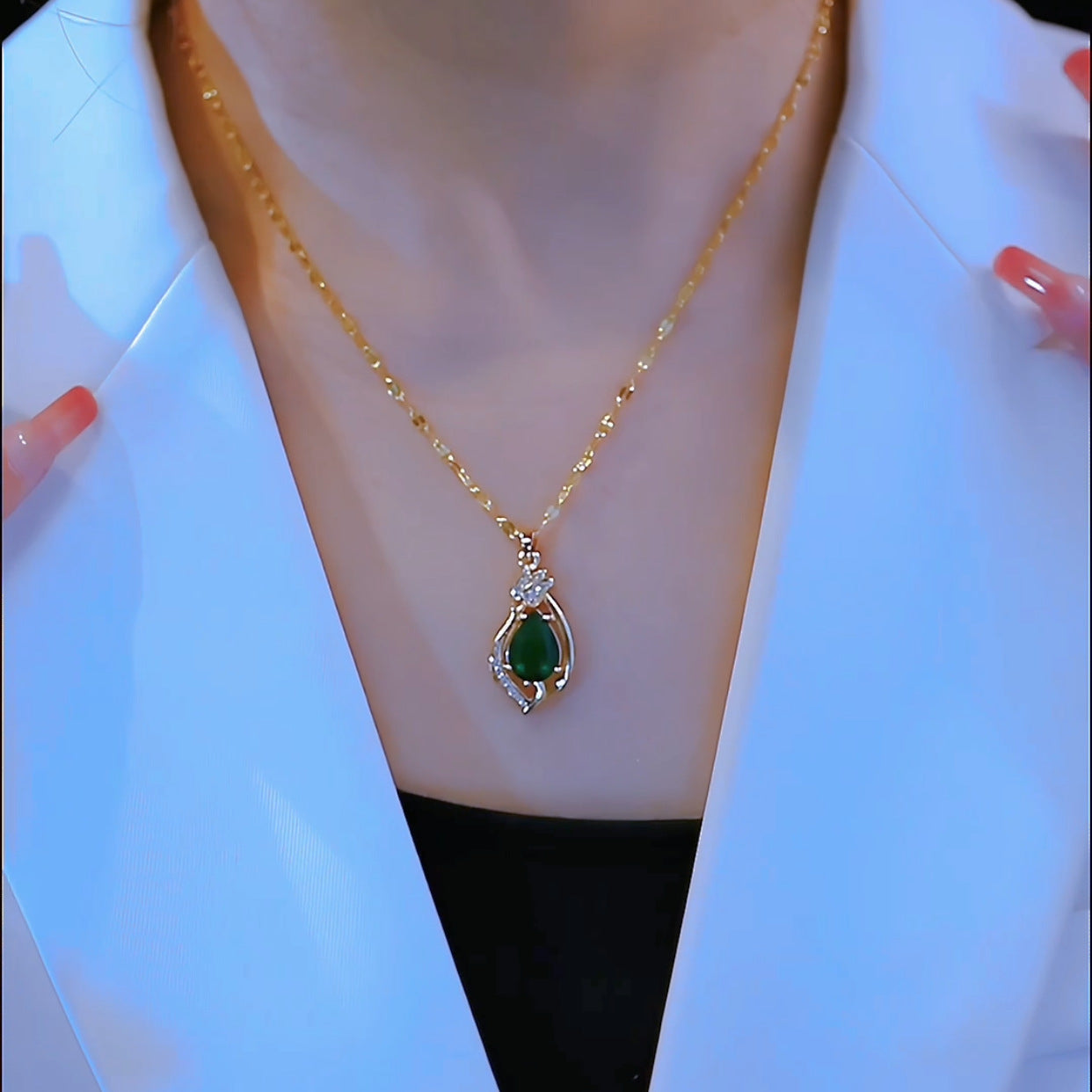 Collar de acero de titanio para mujer con colgante irregular estilo vintage, microincrustaciones de cobre y acabado galvanizado