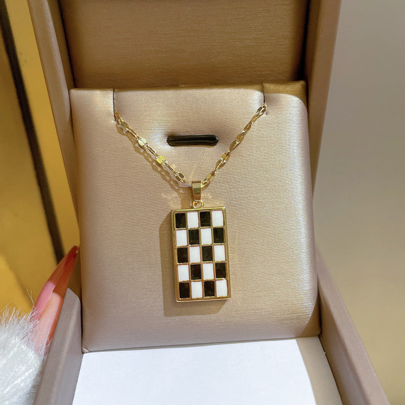 Collana Minimalista con Catena a Labbra in Acciaio al Titanio con Pendente in Rame e Intarsio di Strass