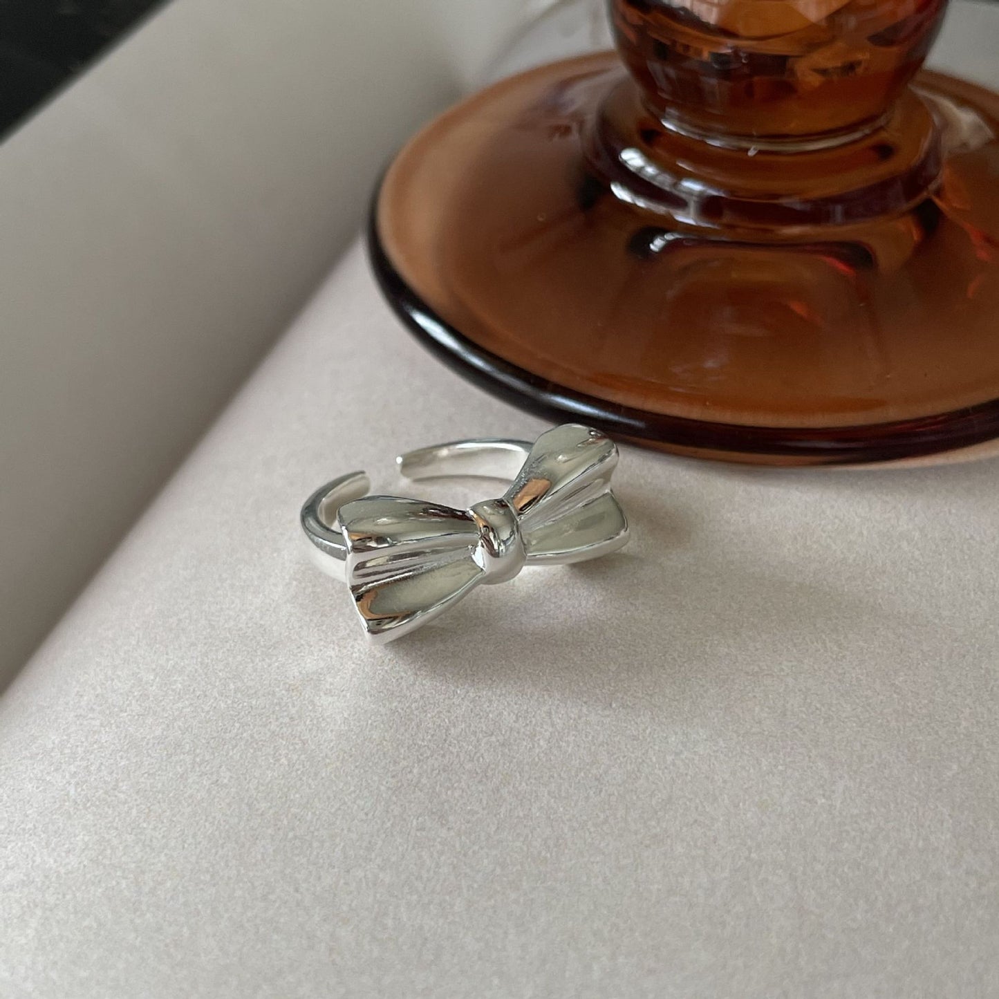Anillo de Plata de Ley 925 Bañado en Corazones con Detalles Geométricos para Mujer