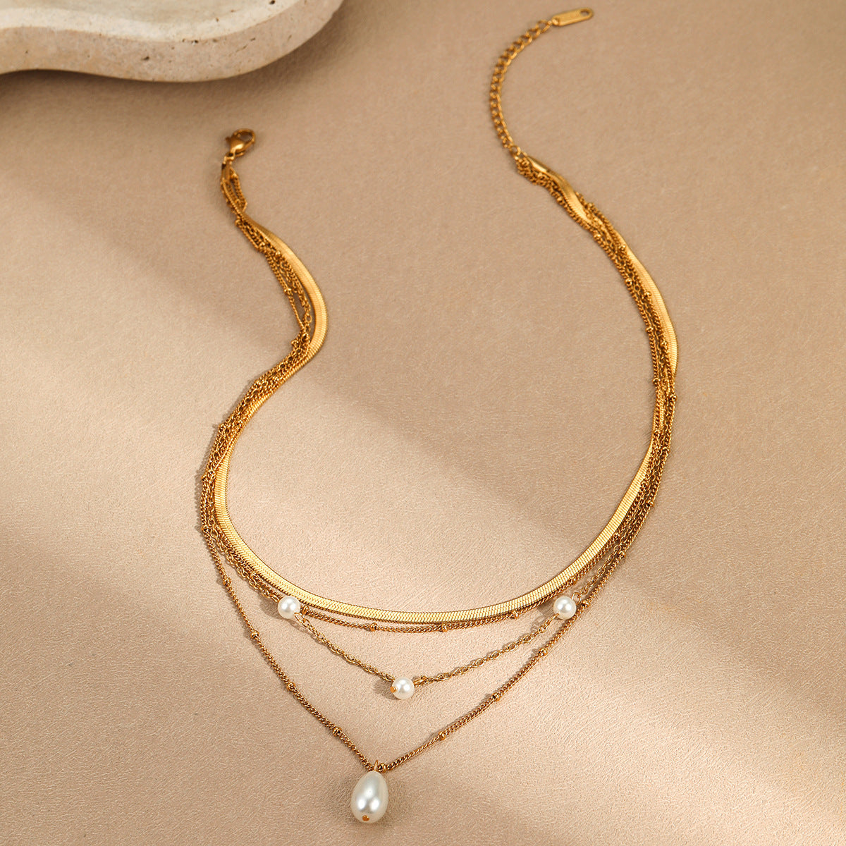Collar Minimalista con Colgante de Gota de Agua para Mujer con Cadena de Acero Inoxidable y Acabado Bañado