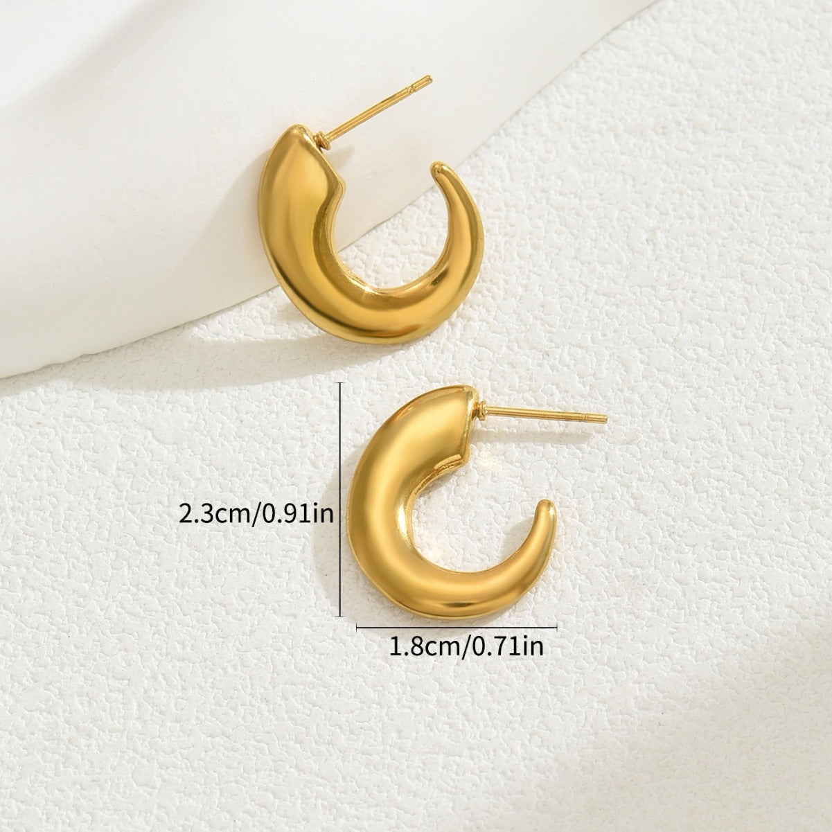 Orecchini Minimalisti a C da Donna in Rame con Finitura Galvanizzata Design Geometrico Borchie Eleganti
