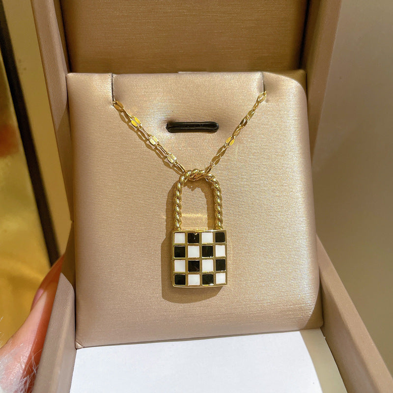 Collana Minimalista con Catena a Labbra in Acciaio al Titanio con Pendente in Rame e Intarsio di Strass
