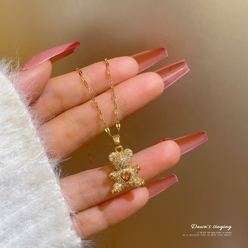 Collana con Ciondolo Orsetto in Acciaio al Titanio con Strass Micro-Incastonati, Catena Regolabile alla Clavicola, Stile Cartone Animato Minimalista