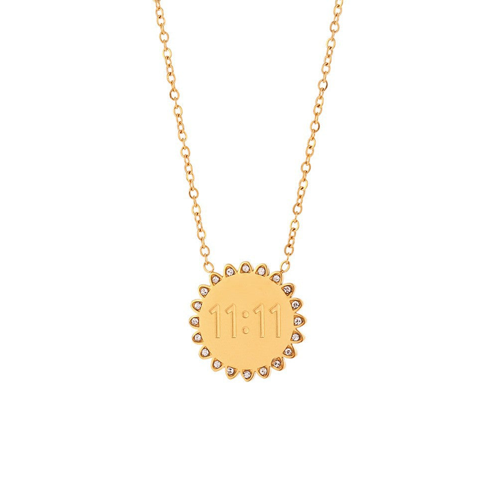 Elegante collar con colgante geométrico de acero de titanio con cadena de acero inoxidable bañada en oro de 18 quilates para mujer
