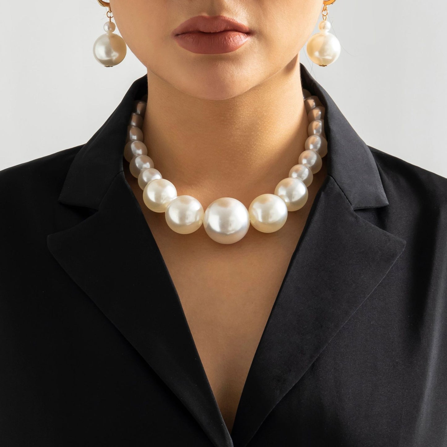 Collana Minimalista Geometrica di Perle per Donna con Pendente di Perle Imitazione e Perle in Resina su Catena di Perle Rotonde