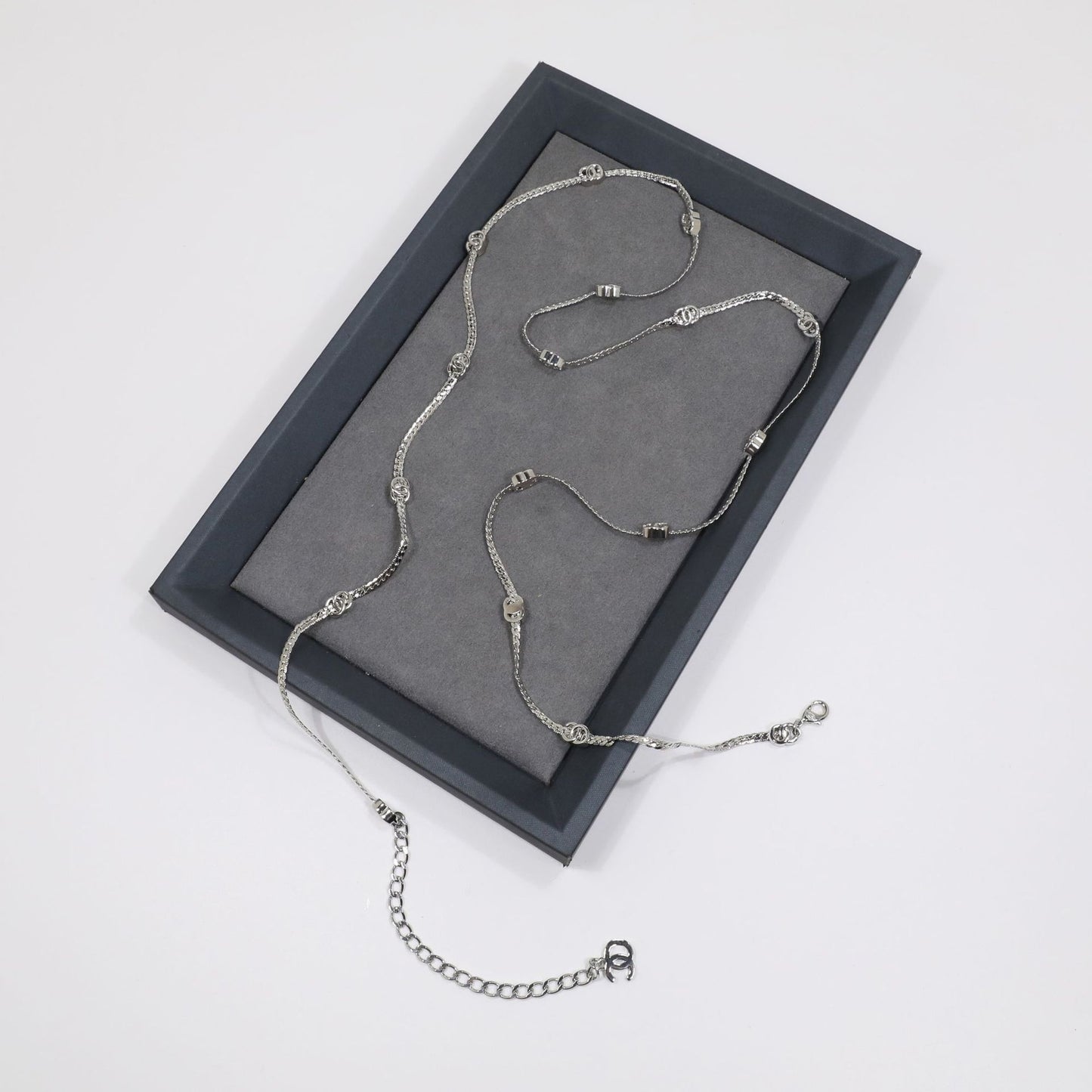 Collana da donna a catena serpente con lettere in ottone placcato oro di lusso