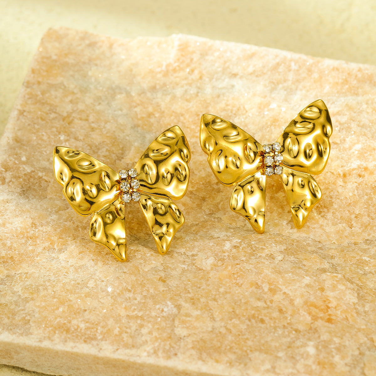 Pendientes de tuerca de acero de titanio en forma de lazo de moda minimalista con incrustaciones de diamantes de imitación para mujer