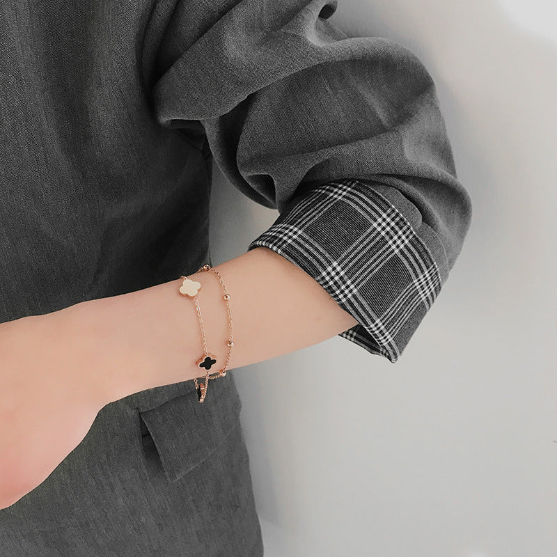 Bracciale da donna a doppio strato in acciaio al titanio placcato oro rosa 18 carati con quadrifoglio