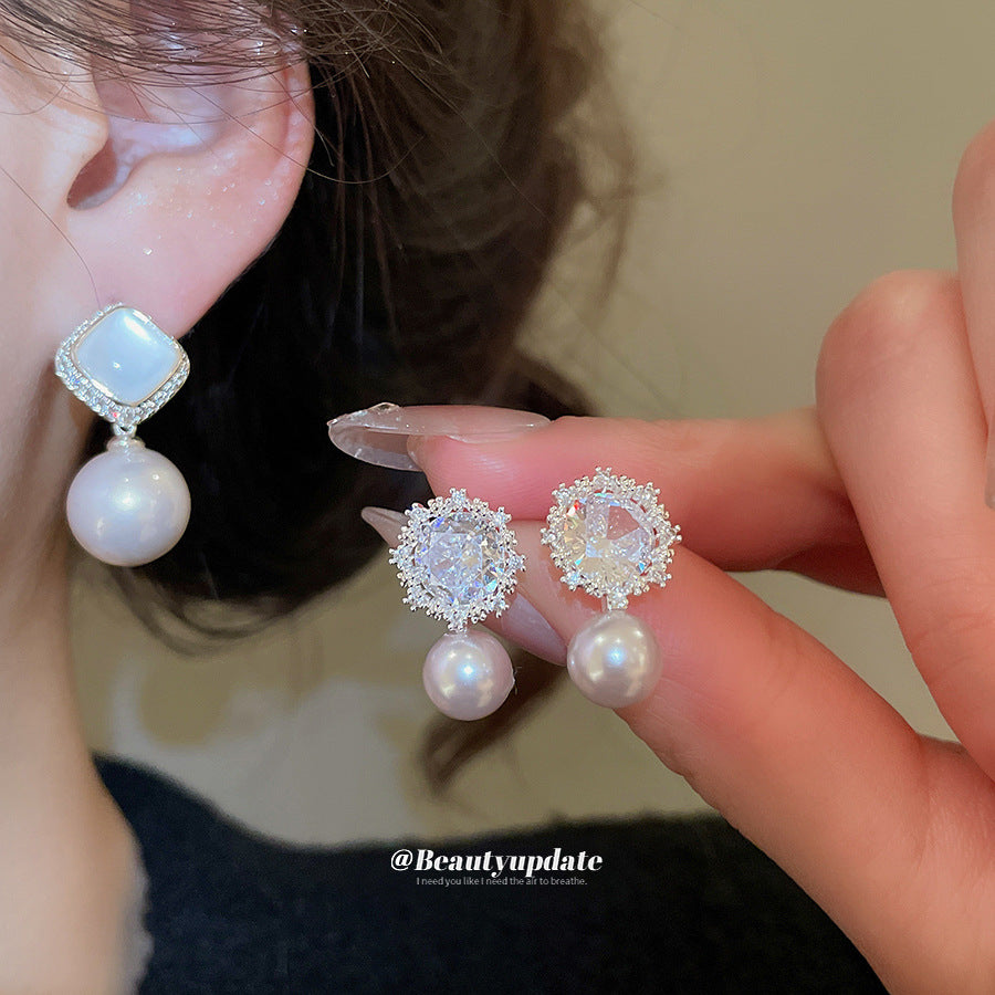 Orecchini a perno con perla floreale vintage ed elegante con intarsio in zirconi per donna