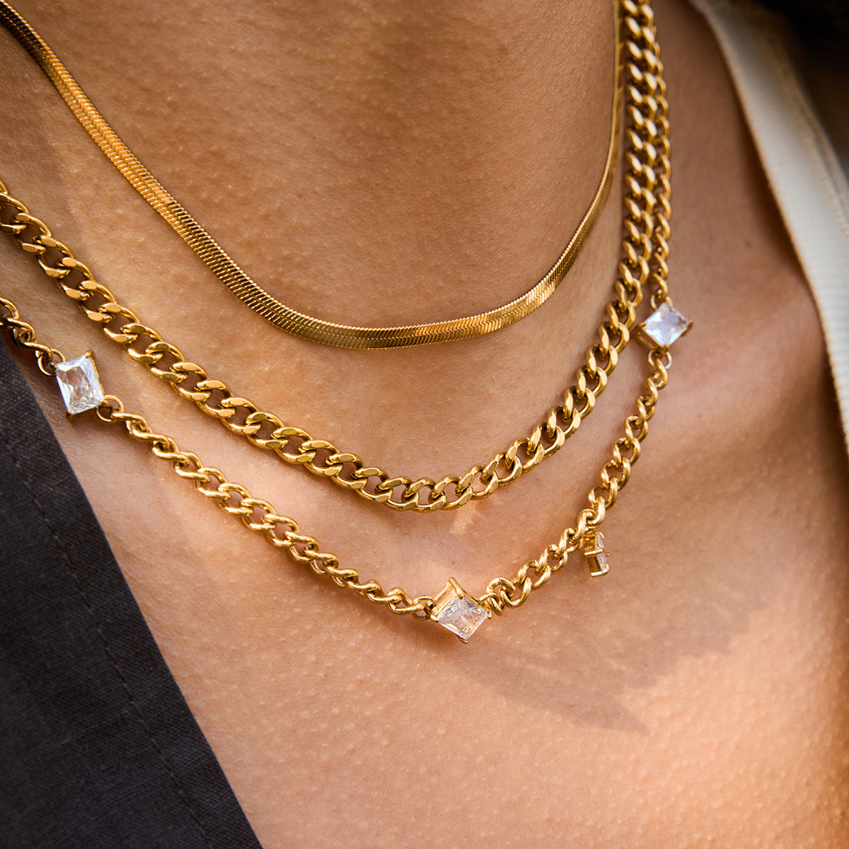Collana con ciondolo geometrico in acciaio al titanio con intarsio di strass su catena in acciaio inossidabile da donna