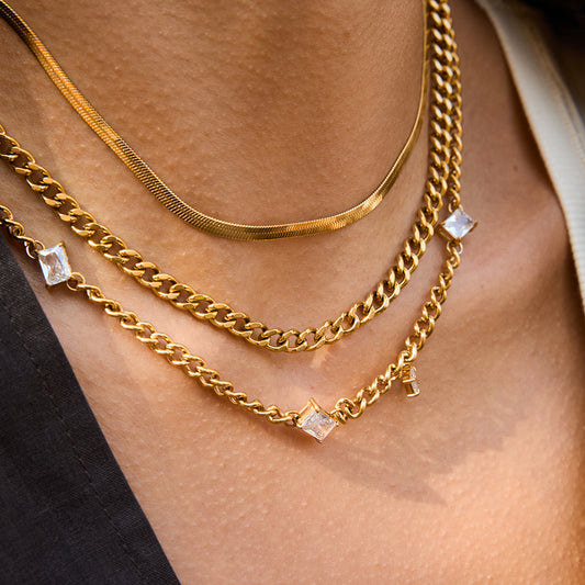 Collana con ciondolo geometrico in acciaio al titanio con intarsio di strass su catena in acciaio inossidabile da donna
