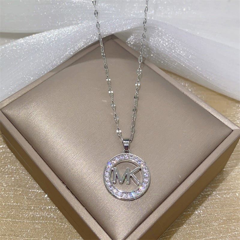 Collar con colgante de letra hueca minimalista en acero de titanio con incrustaciones de diamantes de imitación en cadena de cuentas