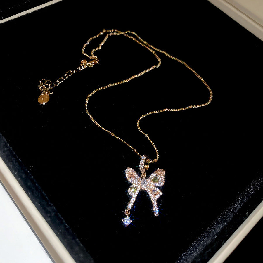 Elegante set di collana e orecchini in rame a forma di farfalla con intarsio di zirconi da donna