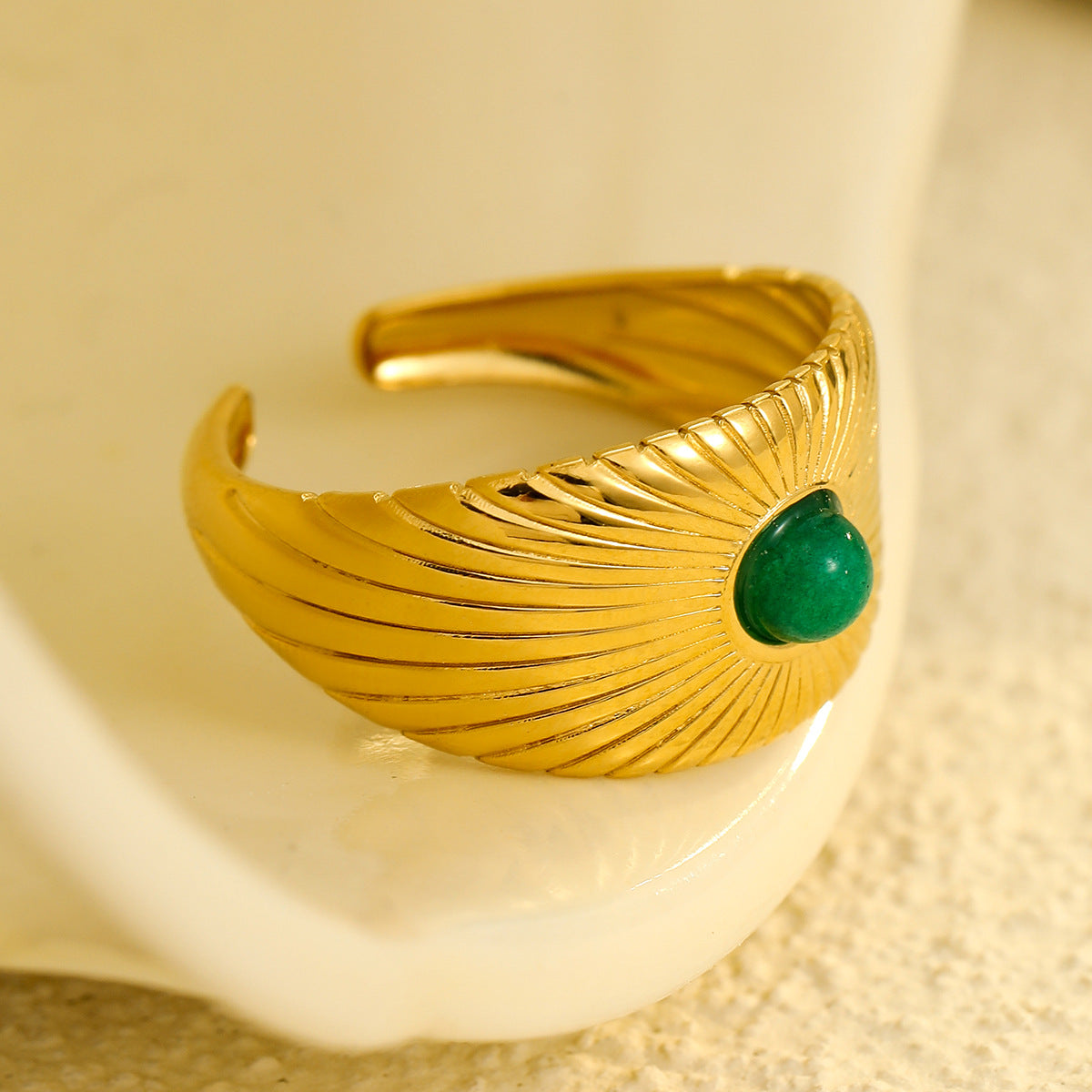 Anillo minimalista de banda ancha geométrica de acero inoxidable con piedra natural chapado en oro de 18 quilates para mujer