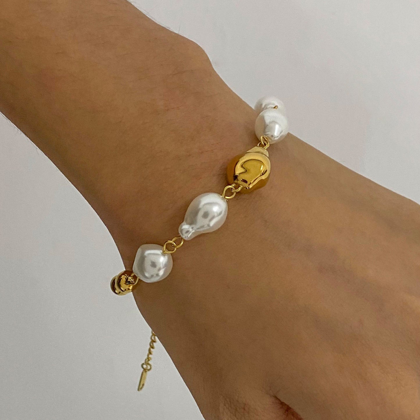 Bracciale geometrico placcato in acciaio inossidabile da donna con dettagli in perle barocche, design minimalista e alla moda