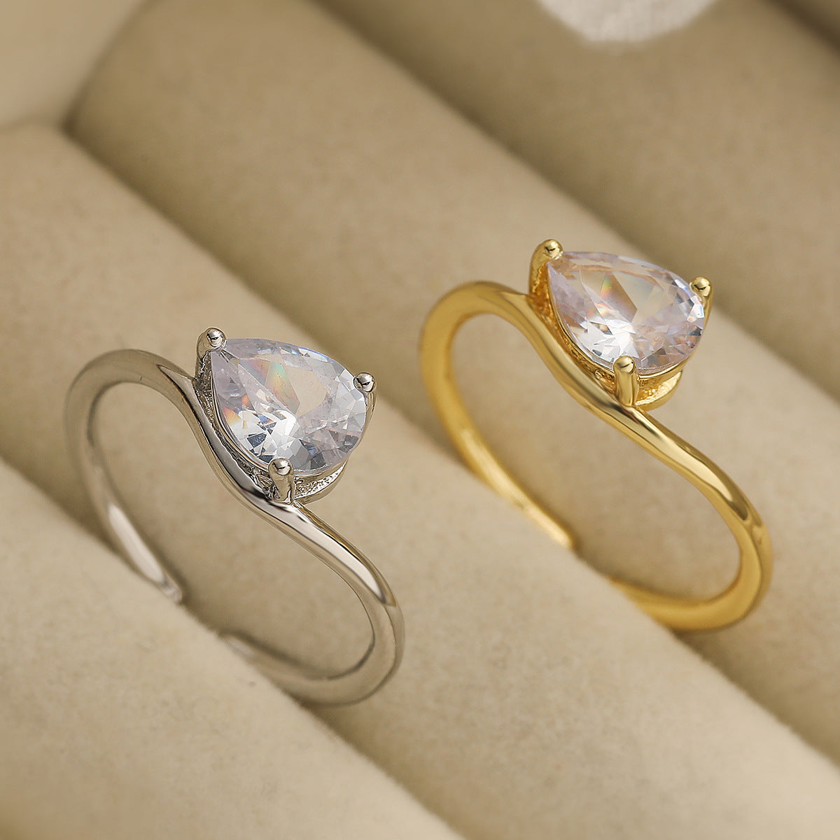 Anillo Minimalista Geométrico Abierto con Forma de Gota para Mujer en Latón con Baño de Oro de 18K y Incrustaciones de Circonita