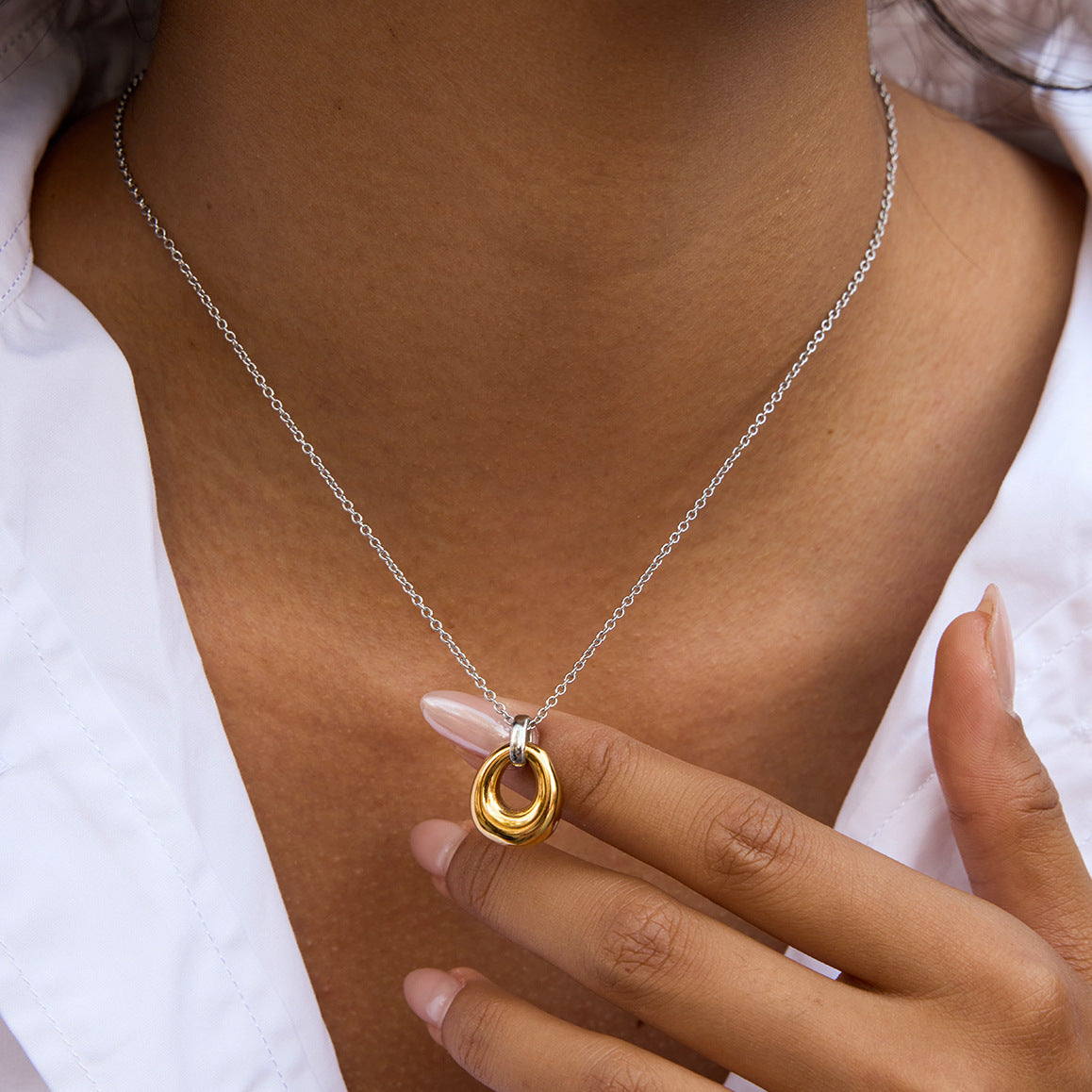 Collana con ciondolo geometrico in acciaio inossidabile da donna con ciondolo in acciaio al titanio e finitura placcata, catena per maglione alla moda e casual