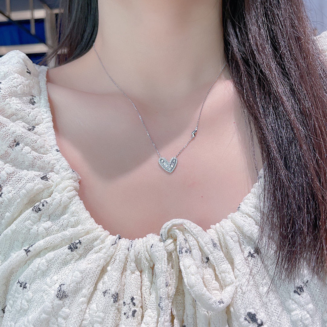 Collana Minimalista a Cuore in Acciaio al Titanio con Finitura Placcata per Donne, Regalo Gioiello a Catena al Collo