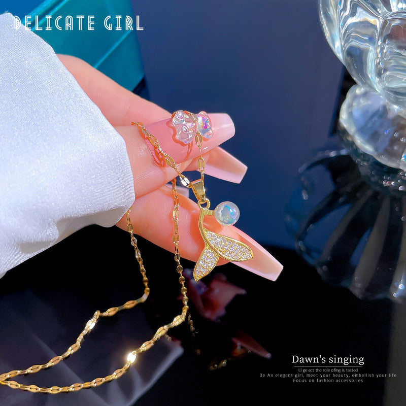 Dolce Collana Fresca Geometrica in Acciaio al Titanio con Catena a Colletto con Intarsio di Strass