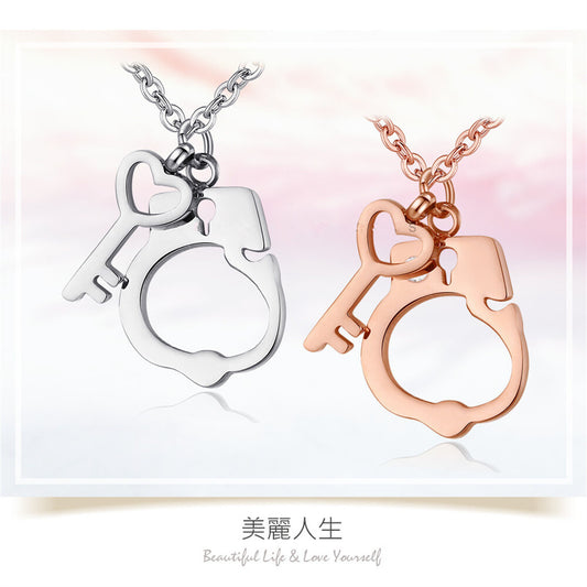 Collana Minimalista a Cuore in Acciaio Inox con Pendente in Acciaio al Titanio e Finitura Placcata, Unisex